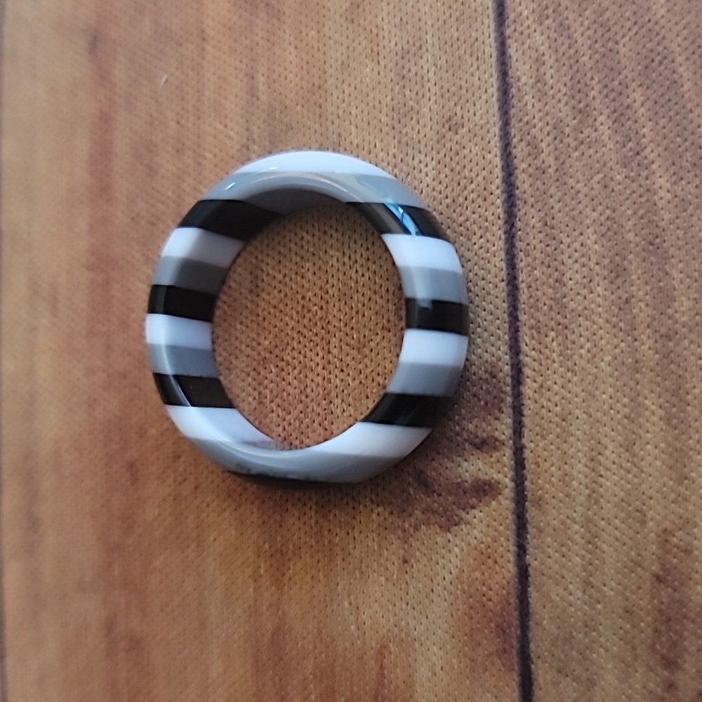 Vibrant Grey Multicolored Striped Unisex Resin Ring in Random Colored Gift Box - Picture 8 of 8